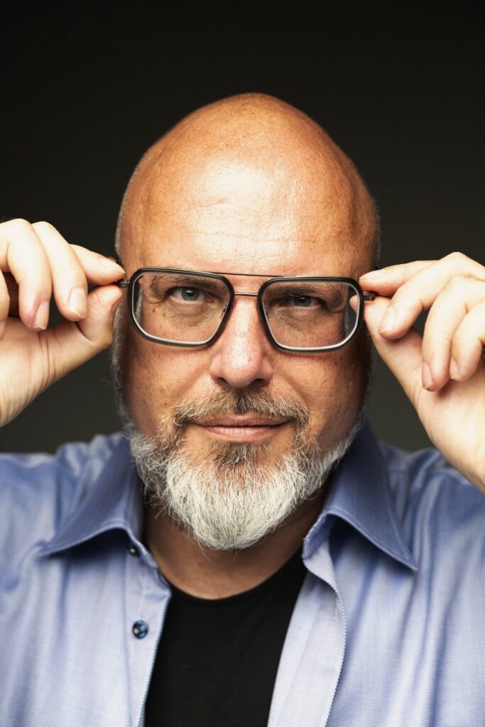 Sascha Schulz: Gesturing in a light blue shirt
