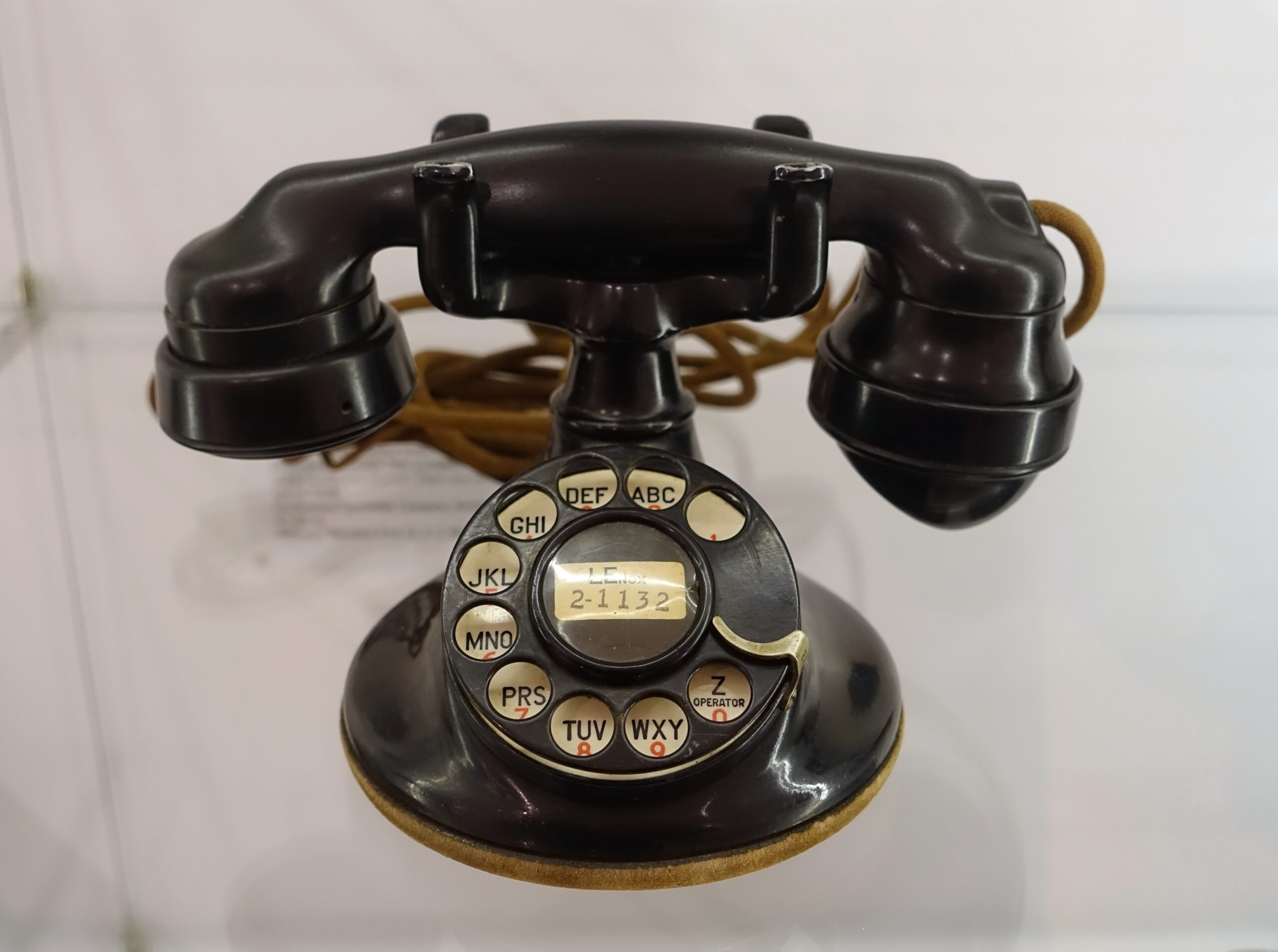 Historisches schwarzes Tischtelefon in einer Museumsausstellung