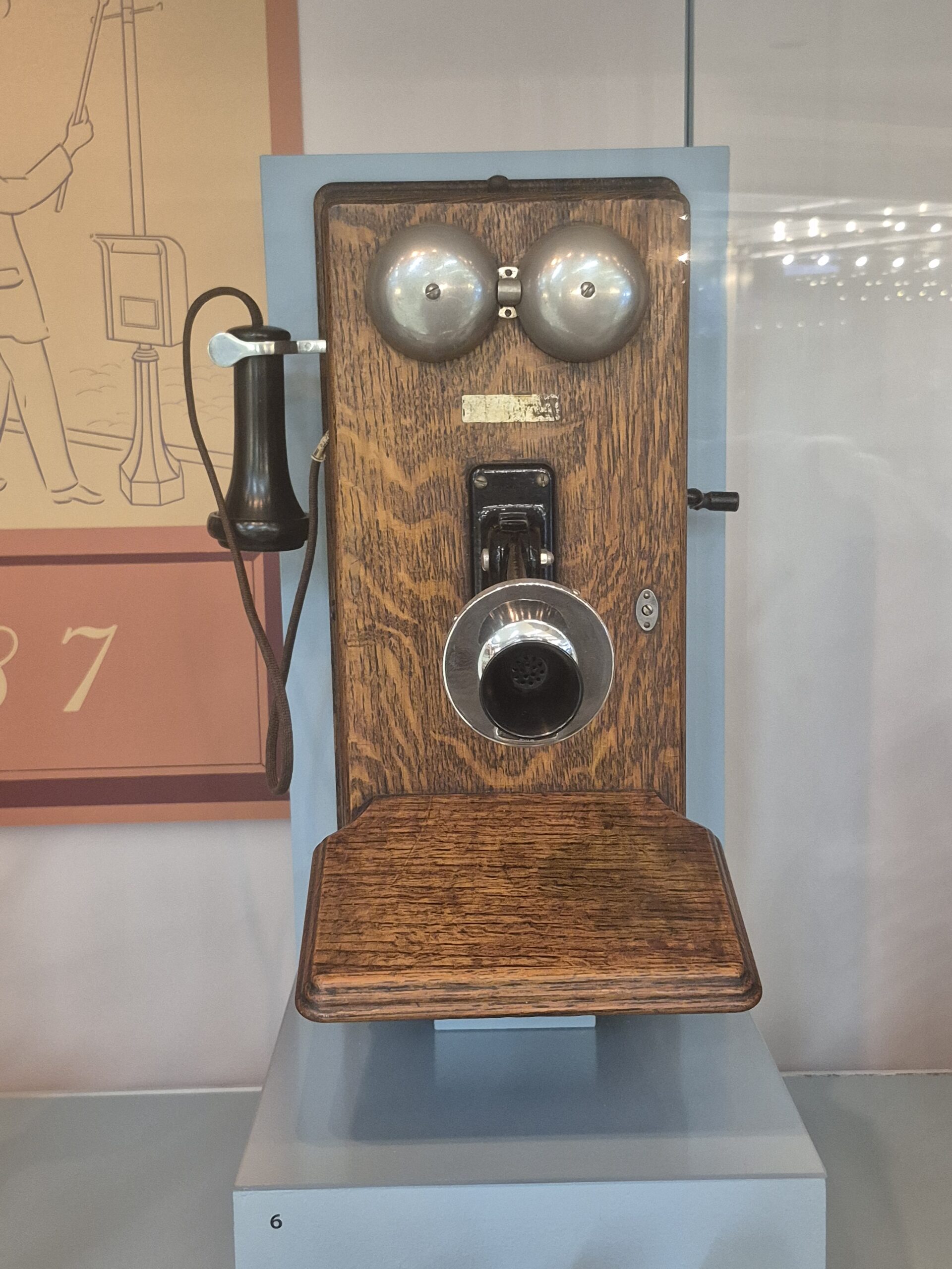 Historisches Western Electric Wandtelefon als Museumsobjekt